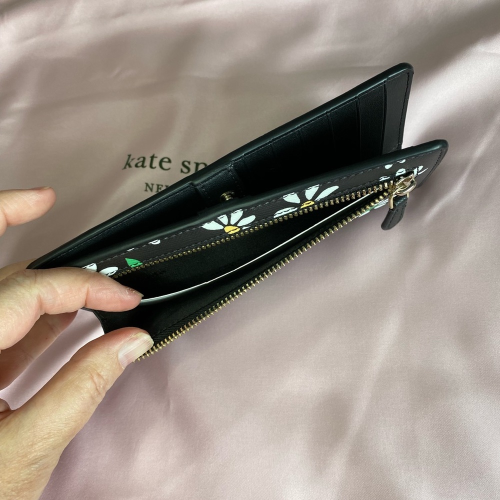 Kate Spade Dana Scattered Daisies Floral Printed Large Bifold Wallet Black - Picture 4 of 4